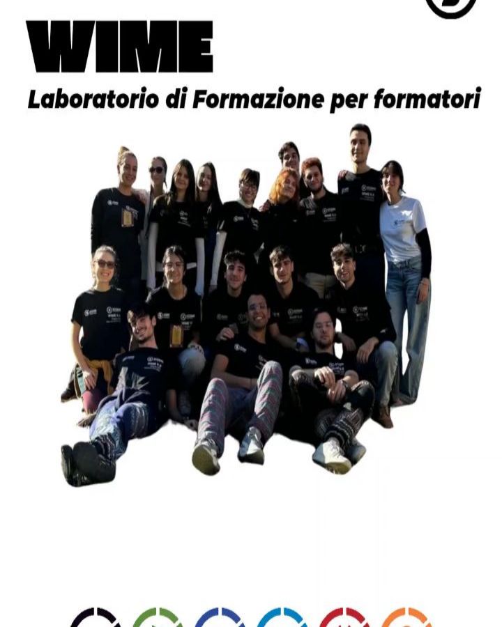 Quante volte ci siamo sentiti dire: “A Medicina è sempre stato così”?
Tra lezioni frontali chilometriche, sbobine piene zeppe di informazioni da memorizzare passivamente e tirocini in cui lo studente è spesso uno spettatore trasparente, è facile pensare che non ci siano alternative.
Ma la medicina moderna richiede pensiero critico, empatia, lavoro in team e una reale comprensione della complessità sociale della salute. Tutte cose che non si imparano a memoria su un manuale.
Il WIME (Workshop Italiano in Medical Education) è un laboratorio di formazione per formatori che nasce per contrastare questo fenomeno e innovare la nostra formazione. Quest’anno si proverà a fare luce sull'Hidden Curriculum che plasma la nostra identità professionale senza che ce ne accorgiamo, dando agli studenti gli strumenti pratici di Non-Formal Education e advocacy per farsi ascoltare dalle istituzioni.
Vuoi diventare formatore e portare il cambiamento nella tua Sede Locale?
📆 Iscrizioni aperte dal 28 settembre
🔗 Tutte le info per candidarsi al WIME 10.0 sono al link in bio!